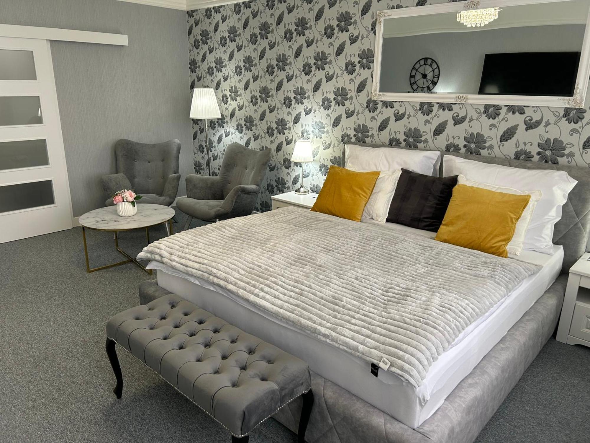 Efipa Glamour Apartments Plzeň Esterno foto